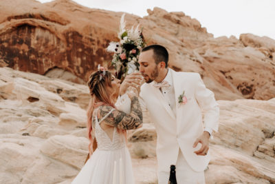 Intimate Valley of Fire Elopement with Boho Elements | Onyx + Arrow ...